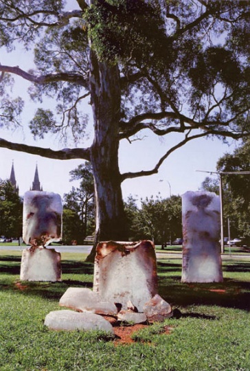 1993年，澳大利亞艾德勒得市公園，作品《靈魂之碑》，冰融后紅色人形現(xiàn)出。
