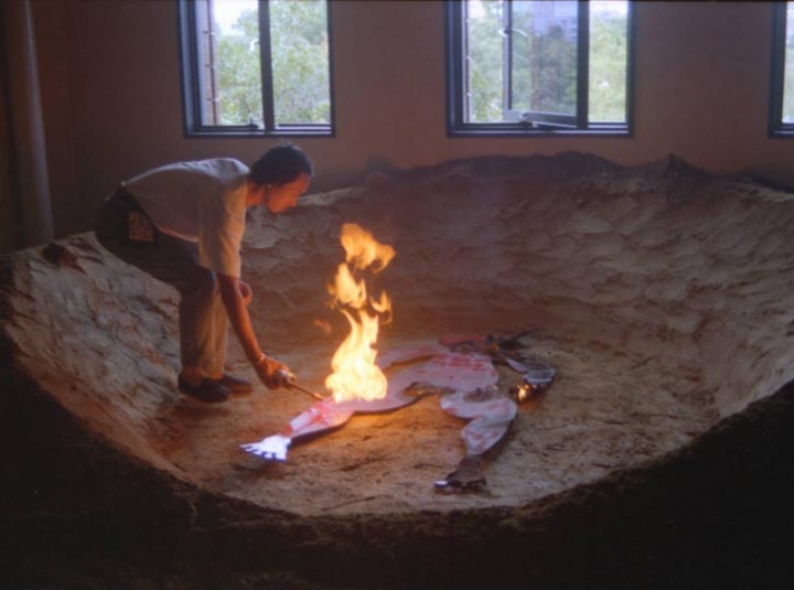 1994年，日本福岡美術館“第四屆亞洲美術展” ，作品《靈魂之祭》。
