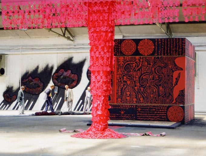 1992年，德國卡塞爾文獻展外圍展“相互認識”，作品 《四面壁》。
