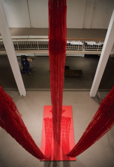 2005年，個展“推陳出新”中主要作品即12米高的大型裝置《人文書—空書》。

