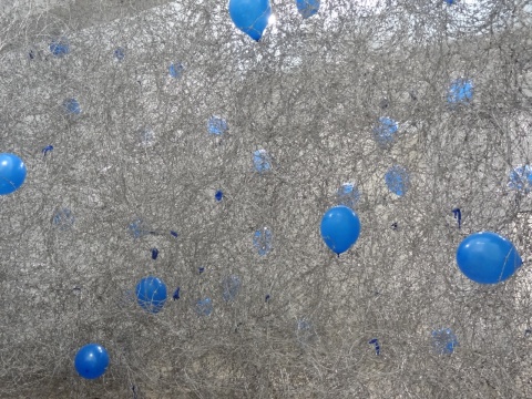 秦玉芬《美麗的暴力》八聲道聲音作品,2012年
秦玉芬將輕盈的氣球、剛硬刺人的鐵絲纏繞在一起,音樂隱然飄響,美麗與殘暴糾結纏繞,難以分割。沒有經過專門的藝術訓練,藐視性別與年齡區分的秦玉芬多年來不斷突破自己的藝術方式。
秦玉芬《美麗的暴力》八聲道聲音作品,2012年
秦玉芬將輕盈的氣球、剛硬刺人的鐵絲纏繞在一起,音樂隱然飄響,美麗與殘暴糾結纏繞,難以分割。沒有經過專門的藝術訓練,藐視性別與年齡區分的秦玉芬多年來不斷突破自己的藝術方式。