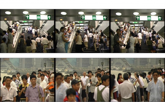徐震(1977-)《喊》單頻道錄像,彩色有聲,4 分鐘,1998 年
藝術家在人流最集中的公共場合突然高聲叫喊,人群匆匆的驀然回首、驚奇疑惑,繼續麻木等等,都被拍攝下來,從而成就一件經典的錄像作品。從個人創作到成立一系列的藝術機構推動藝術生產的實現,徐震成就了獨特的挖掘與釋放年輕藝術能量的方式。
徐震(1977-)《喊》單頻道錄像,彩色有聲,4 分鐘,1998 年
藝術家在人流最集中的公共場合突然高聲叫喊,人群匆匆的驀然回首、驚奇疑惑,繼續麻木等等,都被拍攝下來,從而成就一件經典的錄像作品。從個人創作到成立一系列的藝術機構推動藝術生產的實現,徐震成就了獨特的挖掘與釋放年輕藝術能量的方式。