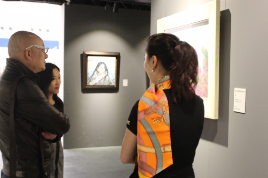 陳潔(中)與客人在預展現(xiàn)場
陳潔(中)與客人在預展現(xiàn)場