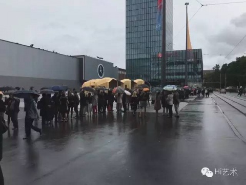 在雨中排長隊進博覽會的畫面讓人動容,但要在一兩天的時間里看完286家畫廊,而且還要分辨記住的大多數看上去差不多的作品就實在讓人抓狂。
在雨中排長隊進博覽會的畫面讓人動容,但要在一兩天的時間里看完286家畫廊,而且還要分辨記住的大多數看上去差不多的作品就實在讓人抓狂。