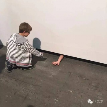 LAURA LIMA 的行為看著實在虐心,終于有個孩子實在看不下去了,把鑰匙撿起來遞給她。
LAURA LIMA 的行為看著實在虐心,終于有個孩子實在看不下去了,把鑰匙撿起來遞給她。