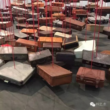 據說有“情感禁閉”的人常常會有這樣的夢境,隱私和秘密被懸置在空中,蕩來晃去,搖搖欲墜。(塩田千春作品)
據說有“情感禁閉”的人常常會有這樣的夢境,隱私和秘密被懸置在空中,蕩來晃去,搖搖欲墜。(塩田千春作品)