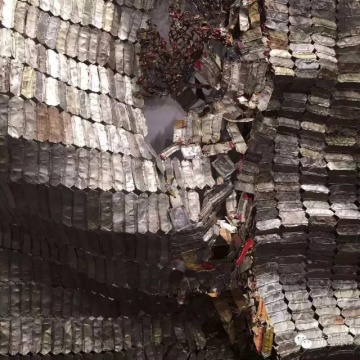El Anatsui 的杰出不僅僅是用垃圾的奢華來嘲諷消費社會物質的無聊,而是他能把酒瓶蓋、易拉罐,編織作出非洲特有的手工感,這才是最值得尊重的部分。
El Anatsui 的杰出不僅僅是用垃圾的奢華來嘲諷消費社會物質的無聊,而是他能把酒瓶蓋、易拉罐,編織作出非洲特有的手工感,這才是最值得尊重的部分。