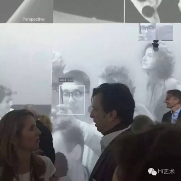 走進一個陌生的屋子,發現滿墻都是自己,我不曉得這是最好的還是最壞的事情,多媒體藝術家Rafael Lozano-Hemmer作品。
走進一個陌生的屋子,發現滿墻都是自己,我不曉得這是最好的還是最壞的事情,多媒體藝術家Rafael Lozano-Hemmer作品。