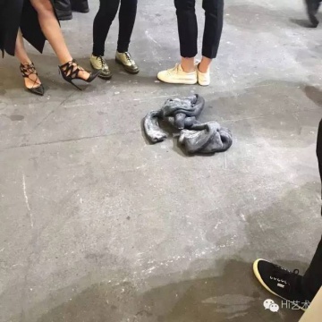 要是有人在Art Basel展廳里說地上有一堆爛皮管需要清理,會不會被人笑話。(Nina Canel作品)
要是有人在Art Basel展廳里說地上有一堆爛皮管需要清理,會不會被人笑話。(Nina Canel作品)