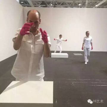 他們的工作認真而滑稽,但卻藏著一種東西讓人笑不出聲來。(Davide Balula作品)
他們的工作認真而滑稽,但卻藏著一種東西讓人笑不出聲來。(Davide Balula作品)