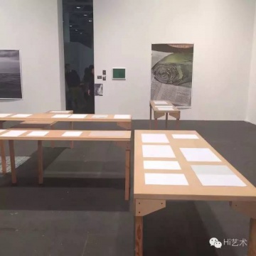 Wolfgang Tillmans好像是唯一獲過特納獎的攝影師,而且作品多不裝框,直接用膠帶貼在墻上,這種掛裝方式在當時特別屌,但今天來看,感覺有點過于文藝了。
Wolfgang Tillmans好像是唯一獲過特納獎的攝影師,而且作品多不裝框,直接用膠帶貼在墻上,這種掛裝方式在當時特別屌,但今天來看,感覺有點過于文藝了。