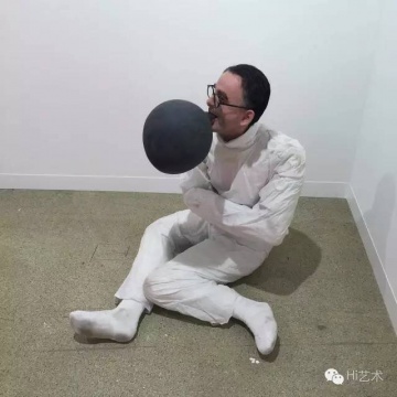 顯然藝術家對身體又愛又恨,既迷戀又厭惡,于是現實與虛構的界限被模糊化,我們進入了一個更為復雜的矛盾和悖論的世界。
顯然藝術家對身體又愛又恨,既迷戀又厭惡,于是現實與虛構的界限被模糊化,我們進入了一個更為復雜的矛盾和悖論的世界。