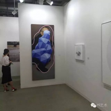 作為一個中國人,我們焦慮的看到:中國繪畫的數量在巴塞爾迅速的減少,但我們也開心的看到:中國繪畫和現實的關系似乎已經找到了突破口。
作為一個中國人,我們焦慮的看到:中國繪畫的數量在巴塞爾迅速的減少,但我們也開心的看到:中國繪畫和現實的關系似乎已經找到了突破口。
