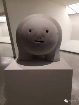 
同樣是Fischli的展覽，在紐約古根海姆展就是慘不忍睹的笑話，在巴塞爾貝耶勒里就能顯得是個妙趣橫生的傳奇；博物館和博物館之間的距離也是天差地別。這幾年看到的展覽體驗中，古根海姆的徒有虛名最為登峰造極 。

