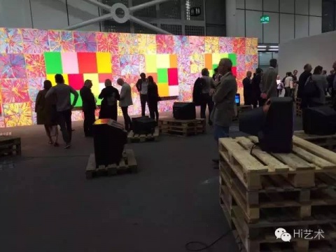 巴塞爾藝博會熱身單元，unlimited開幕，人山人海，香檳隨便喝的節(jié)奏+雙年展的實驗氛圍，很好玩，可以開腦洞，雖然這都是大畫廊們裝出來。
