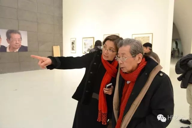 2012年“黑白東西:朱乃正藝術(shù)思行展”現(xiàn)場,展廳上方懸掛的書寫著“思、悟、行”的紅色方塊隱喻著朱乃正的名字
2012年“黑白東西:朱乃正藝術(shù)思行展”現(xiàn)場,展廳上方懸掛的書寫著“思、悟、行”的紅色方塊隱喻著朱乃正的名字