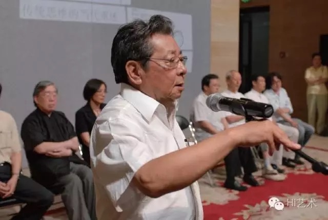 2009年朱乃正在“悟象化境:傳統(tǒng)思維的當(dāng)代重述”會(huì)議籌備中及展開幕式發(fā)言
2009年朱乃正在“悟象化境:傳統(tǒng)思維的當(dāng)代重述”會(huì)議籌備中及展開幕式發(fā)言