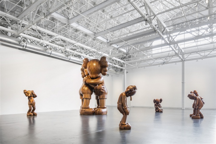 “KAWS：始于終點(diǎn)”展覽現(xiàn)場
