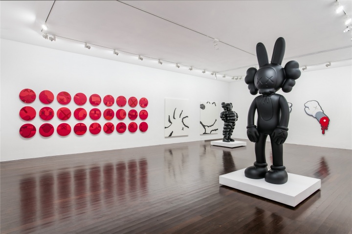 “KAWS：始于終點(diǎn)”展覽現(xiàn)場
