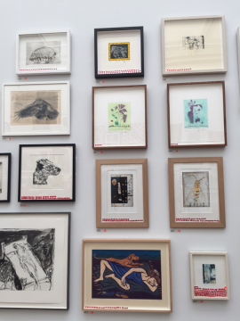 展墻上一串串代表“已銷售”的紅點

 

 

有人批評夏季展覽作品數(shù)量過于龐大，展出作品五花八門，缺乏清晰凌厲的的策展脈絡(luò)?！丢毩蟆吩u論說：“展覽上堆積的爛貨太多，以至于好貨都被帶壞了。”一些展覽評論家更像怨婦一樣挑挑揀揀的抱怨擠在一起的作品，輕蔑的批評它們?nèi)绾位ハ嘞?，互相打架；相鄰的墻面如何彼此矛盾，或過于雷同。

 
