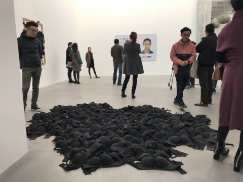 麥勒畫廊曹雨“我有水蛇腰”個展現場
麥勒畫廊曹雨“我有水蛇腰”個展現場