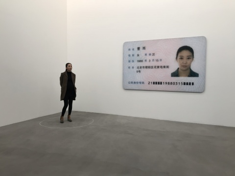 《藝術家在這》行為表演 (左)《女藝術家》150 × 238 cm,3版 + 1 AP c-print 2017 (右)
《藝術家在這》行為表演 (左)《女藝術家》150 × 238 cm,3版 + 1 AP c-print 2017 (右)