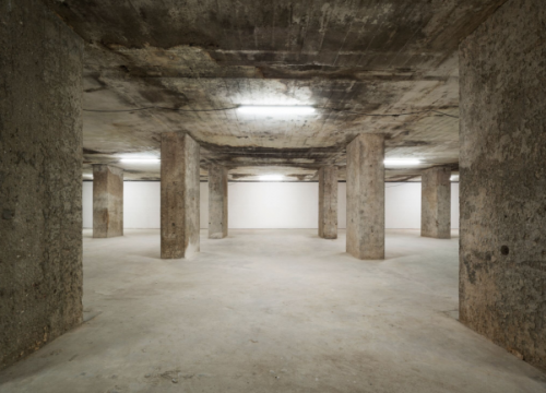 Désiré Feuerle在世界范圍內(nèi)尋覓了十五年，由英國(guó)著名建筑師John Pawson將前二戰(zhàn)時(shí)期防空洞改為展覽空間
