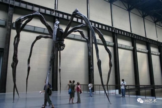 《媽媽》 (1999) 在泰特現代美術館（Tate Modern）渦旋廳（Turbine Hall）展覽現場，圖片來源：網絡

