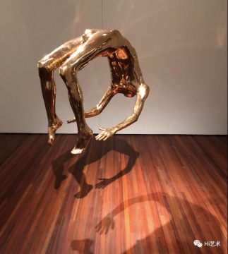 路易絲·布爾喬亞 《歇斯底里之弧》83.8x101.6x58.4cm 青銅、拋光銅綠，懸掛件 1993 伊斯頓基金會收藏，松美術館展覽現場（展出時間3月24-6月23日），攝影：羅穎
