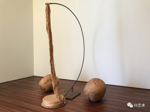 路易絲·布爾喬亞 《針（紡錘）》276.9x256.5x142.2cm 鋼、麻、鏡子、木頭 1992 伊斯頓基金會收藏，松美術館展覽現場圖，攝影：羅穎
