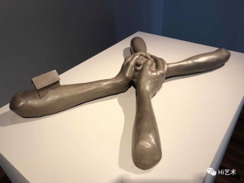 路易絲·布爾喬亞 《無題（7號）》12.1x68.6x43.2cm 青銅、硝酸銀銅綠 1993 路易斯·布爾喬亞信托機構收藏，松美術館展覽現場圖，攝影：羅穎
