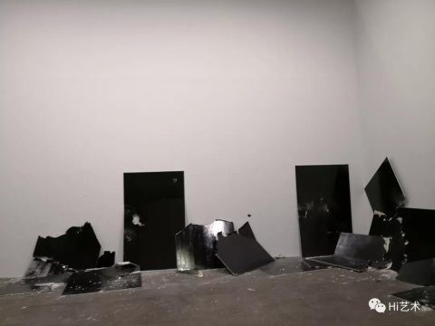 Steven Parrino 2001年的作品《13面破碎的板(為了喬伊·雷蒙)》
Steven Parrino 2001年的作品《13面破碎的板(為了喬伊·雷蒙)》