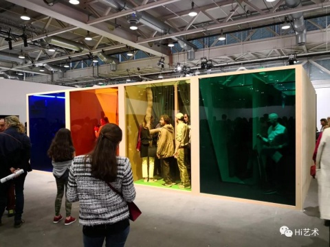 Helio Oiticica1972年的作品《可穿透過濾器》
Helio Oiticica1972年的作品《可穿透過濾器》