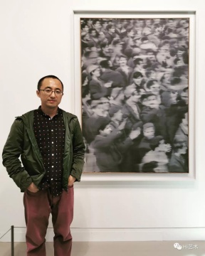格哈德·里希特《集會》 161.2×116×2.8 cm 布面油畫 1966卓納畫廊以2000萬美元售出以冷戰的開始為痛苦源頭,以柏林墻的倒掉為釋然。里希特見證并表達了這段歷史。“模糊化”作為表達記憶/歷史感的視覺手法,背后是價值觀的驅動
格哈德·里希特《集會》 161.2×116×2.8 cm 布面油畫 1966卓納畫廊以2000萬美元售出以冷戰的開始為痛苦源頭,以柏林墻的倒掉為釋然。里希特見證并表達了這段歷史。“模糊化”作為表達記憶/歷史感的視覺手法,背后是價值觀的驅動