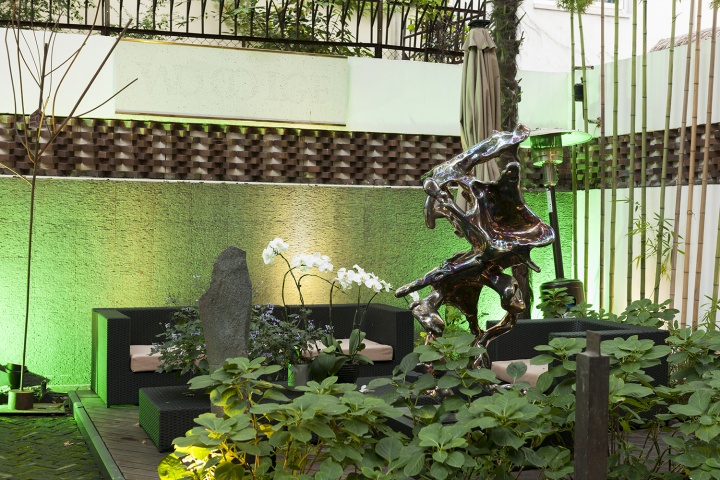 展望近兩年的不銹鋼雕塑新作,石頭是隋建國的作品。椅子旁像樹枝一樣的作品是高偉剛2018年創作的《家》。院墻上是陳哲的水磨石作品《狗狼暮色》,如果不是金色的上下框,很容易將它忽略。
展望近兩年的不銹鋼雕塑新作,石頭是隋建國的作品。椅子旁像樹枝一樣的作品是高偉剛2018年創作的《家》。院墻上是陳哲的水磨石作品《狗狼暮色》,如果不是金色的上下框,很容易將它忽略。