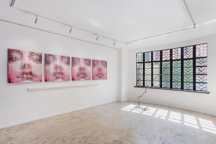 2019年3月至8月,166藝術空間舉辦了曾梵志個展“ ——”,名稱取自曾梵志作品中提煉出來的一根線條。展出了9件作品,包括油畫、雕塑和紙本等不同形式,均為藝術家過去25年以來的創作。
2019年3月至8月,166藝術空間舉辦了曾梵志個展“ ——”,名稱取自曾梵志作品中提煉出來的一根線條。展出了9件作品,包括油畫、雕塑和紙本等不同形式,均為藝術家過去25年以來的創作。