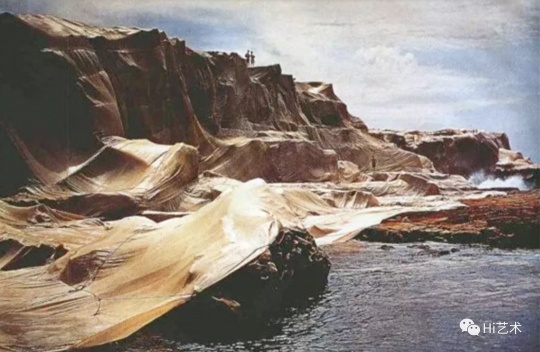 美國藝術家克里斯托和珍妮·克勞德(Christo and Jeanne-Claude)夫婦1969年在澳大利亞悉尼創作的大地藝術作品《包裹海岸》
美國藝術家克里斯托和珍妮·克勞德(Christo and Jeanne-Claude)夫婦1969年在澳大利亞悉尼創作的大地藝術作品《包裹海岸》