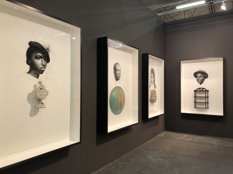 紐約的DC Moore Gallery帶來當代非洲裔美國藝術家惠特菲爾德?拉弗爾(Whitfield Lovell)的作品,作品基本是由木炭紙繪與現成物拼貼而成
紐約的DC Moore Gallery帶來當代非洲裔美國藝術家惠特菲爾德?拉弗爾(Whitfield Lovell)的作品,作品基本是由木炭紙繪與現成物拼貼而成