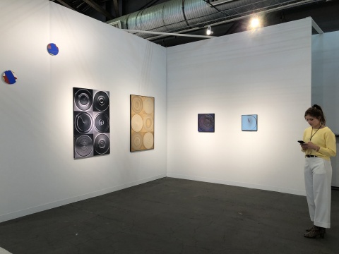 最近在香港開設了新空間的比利時畫廊Axel Vervoordt Gallery展位,帶來1938年出生的日本先鋒藝術家名坂有子(Yuko Nasaka)個展
最近在香港開設了新空間的比利時畫廊Axel Vervoordt Gallery展位,帶來1938年出生的日本先鋒藝術家名坂有子(Yuko Nasaka)個展