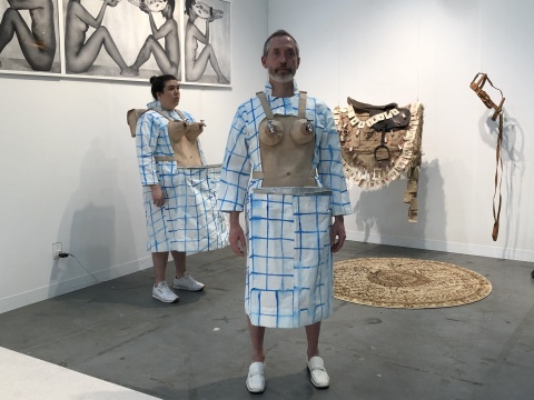 來自洛杉磯的Baik+Khneysser畫廊帶來與女性主義相關的表演,引人思考究竟是什么建構了出現在藝博會展場的“女性主義”
來自洛杉磯的Baik+Khneysser畫廊帶來與女性主義相關的表演,引人思考究竟是什么建構了出現在藝博會展場的“女性主義”