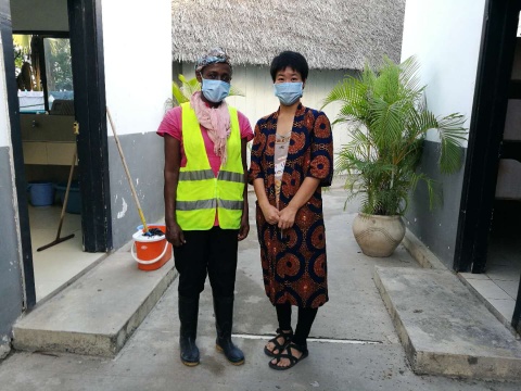 藝術家劉冰和當地人合影
藝術家劉冰和當地人合影