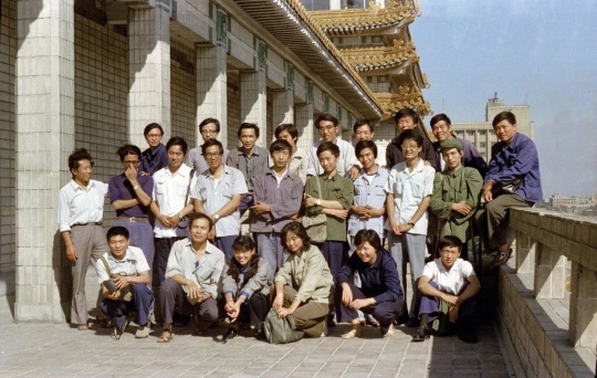 1980年第二屆星星美展參展藝術家合影（后排左一為周邁由）
