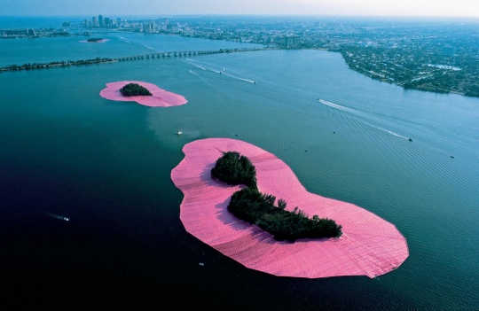 克里斯托夫婦(克里斯托與讓娜·克勞德Jeanne-Claude 1935-2009 下同) 《環繞群島》 美國比斯坎灣 1980-83 攝影:Shunk-Kender ? 1983 Christo
藝術家用60萬平方米的粉紅色織物把美國邁阿密比斯坎灣上的11座小島包圍。
克里斯托夫婦(克里斯托與讓娜·克勞德Jeanne-Claude 1935-2009 下同) 《環繞群島》 美國比斯坎灣 1980-83 攝影:Shunk-Kender ? 1983 Christo
藝術家用60萬平方米的粉紅色織物把美國邁阿密比斯坎灣上的11座小島包圍。