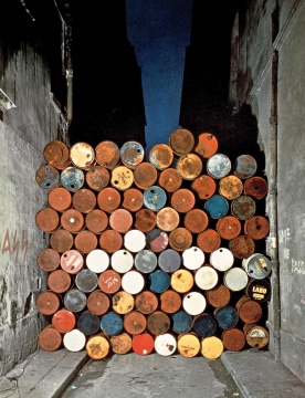 《鐵幕,油漆桶墻》 法國巴黎威斯康提街 1961-62 攝影:Jean-Dominique Lajoux ?1962 Christo
《鐵幕,油漆桶墻》 法國巴黎威斯康提街 1961-62 攝影:Jean-Dominique Lajoux ?1962 Christo