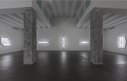 麥勒畫廊“原地消失”楊牧石個展現(xiàn)場
發(fā)光體使展覽空間明亮而溫暖,但溫情的視覺感受卻與藝術家希冀表達的內容相去甚遠。加熱、彎曲是制作霓虹燈的一種基本手段,藝術家指向的是現(xiàn)實的扭曲、沖突以及刺眼的秩序。
麥勒畫廊“原地消失”楊牧石個展現(xiàn)場
發(fā)光體使展覽空間明亮而溫暖,但溫情的視覺感受卻與藝術家希冀表達的內容相去甚遠。加熱、彎曲是制作霓虹燈的一種基本手段,藝術家指向的是現(xiàn)實的扭曲、沖突以及刺眼的秩序。