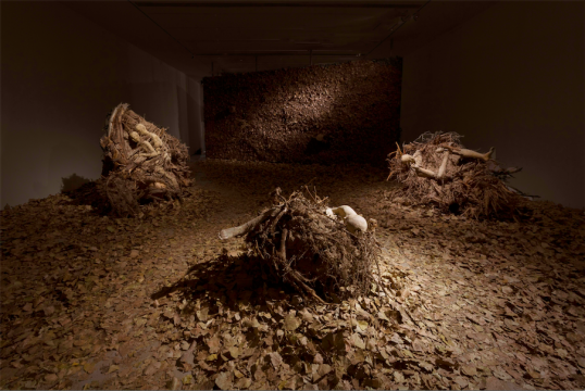楊畫廊“木艮土”楊淞個展
楊淞用“木”與“土”兩種材料將看不見的地下世界視覺化地呈現(xiàn)出來,他把一塊土地掀起,對世界的認識都呈現(xiàn)在樹底下,愛情、宗教、生死這些宏觀的永恒主題被濃縮在了這塊二十多平方米的泥土上。艮(gèn),本意為“邊界”,也是八卦之一,代表山。
楊畫廊“木艮土”楊淞個展
楊淞用“木”與“土”兩種材料將看不見的地下世界視覺化地呈現(xiàn)出來,他把一塊土地掀起,對世界的認識都呈現(xiàn)在樹底下,愛情、宗教、生死這些宏觀的永恒主題被濃縮在了這塊二十多平方米的泥土上。艮(gèn),本意為“邊界”,也是八卦之一,代表山。