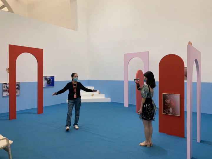 陳阿姨直播導覽2020年UCCA的首個展覽“緊急中的沉思”
有網友留言說：哪像70歲，太可愛了！

 
