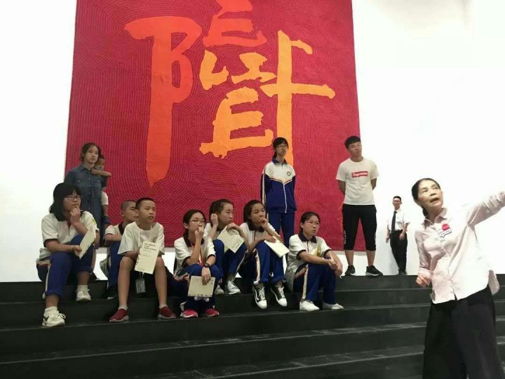 70歲的阿姨不刷劇不跳廣場舞，卻成了美術館“網紅”解說員
