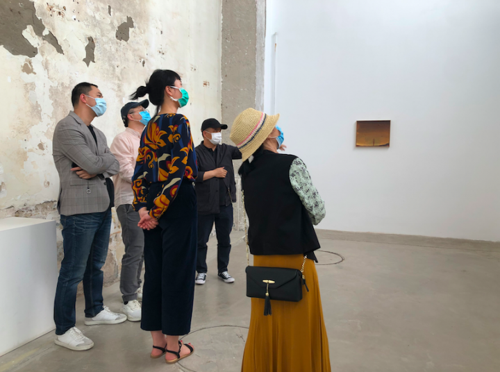 今年第一次偶遇陳阿姨是在5月藝術家馬軻個展開幕現場。她身著土黃色半身長裙，淺色碎花的襯衫外套著一件黑色背心，戴著一頂米色的編織窄檐帽。顯然，這身文藝范經過了一番打扮?！爱吘故撬囆g，我們要尊重，去菜市場我穿得就更隨意些”，陳阿姨說。
