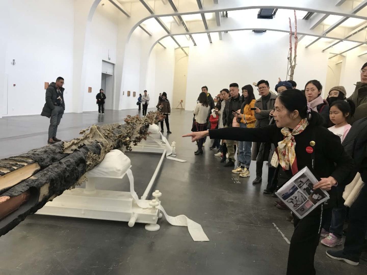 2019年，陳阿姨導覽馬修·巴尼的中國首展“堡壘”，許多藝術家因此被她圈了粉

 
